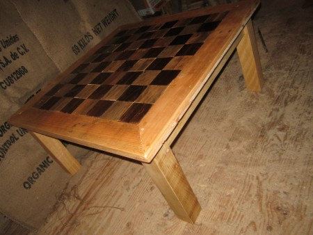 Table damier palette, lambris : 180 €